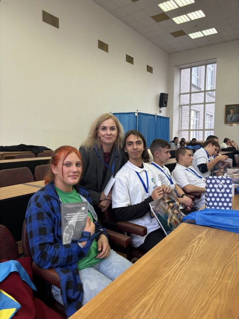 Возможно, это изображение один или несколько человек, люди учатся и стол
