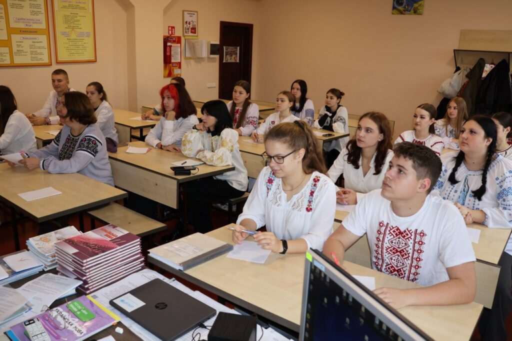 Возможно, это изображение учеба и текст