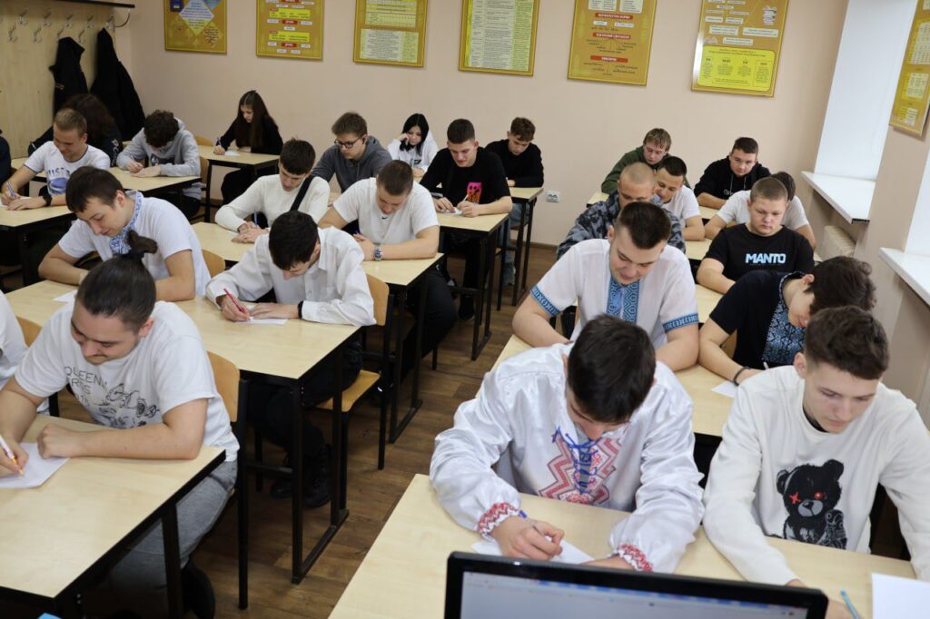 Возможно, это изображение один или несколько человек, люди учатся, стол и текст