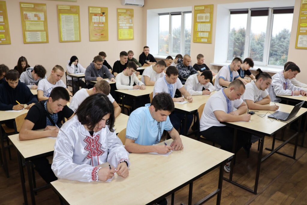 Возможно, это изображение учеба, стол и текст