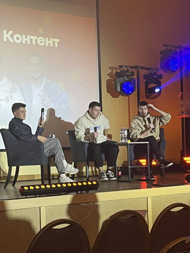 Возможно, это изображение один или несколько человек и текст "Контент 6"