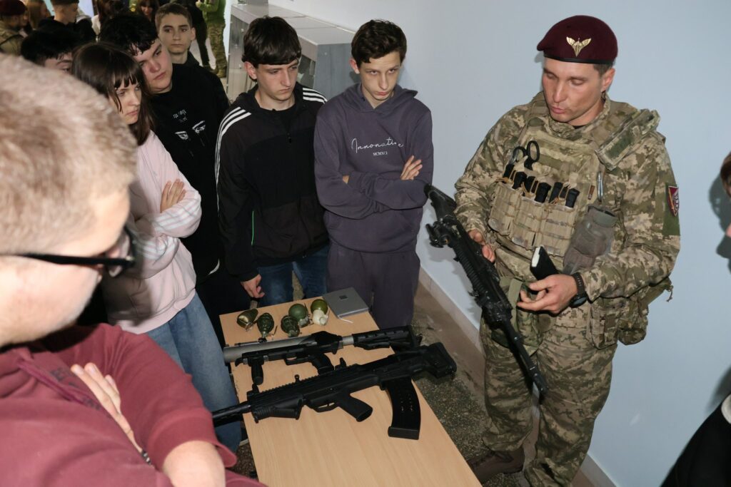 Возможно, это изображение текст
