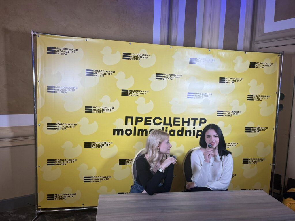 Возможно, это изображение текст
