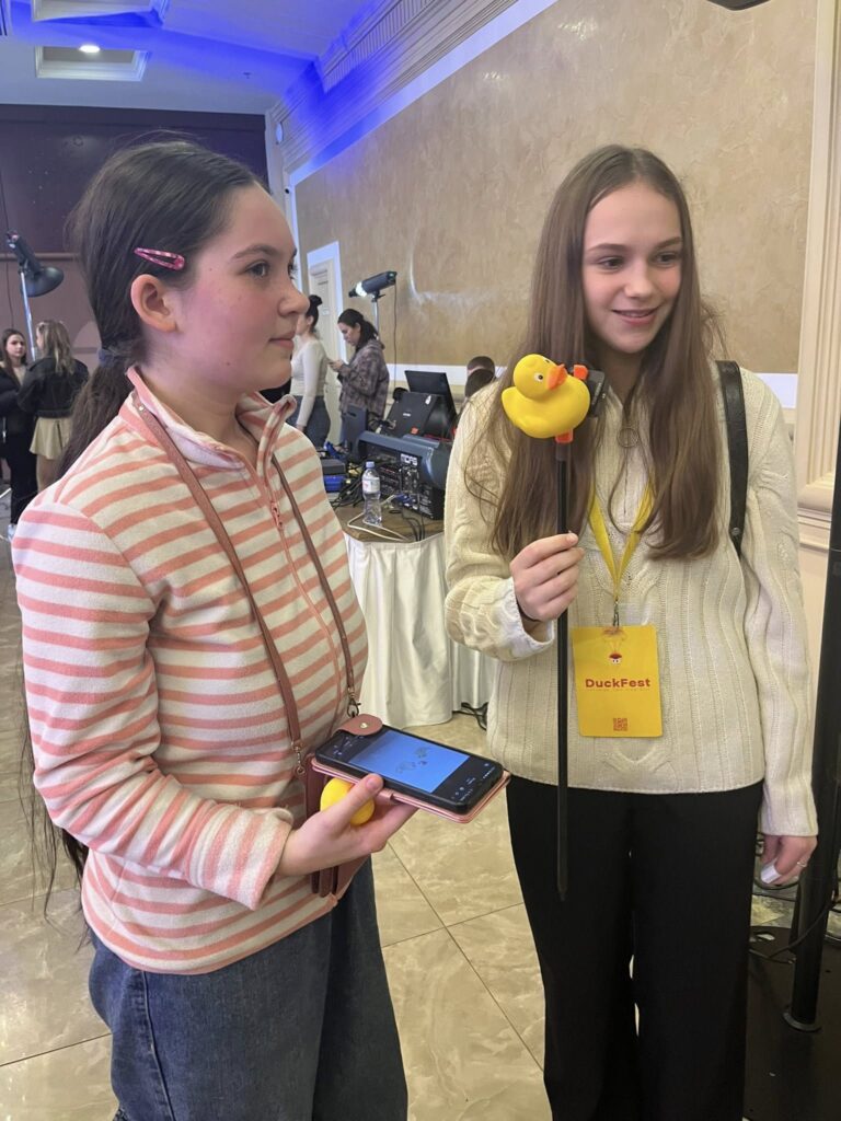 Возможно, это изображение фен, телефон и текст "DuckFest 12"