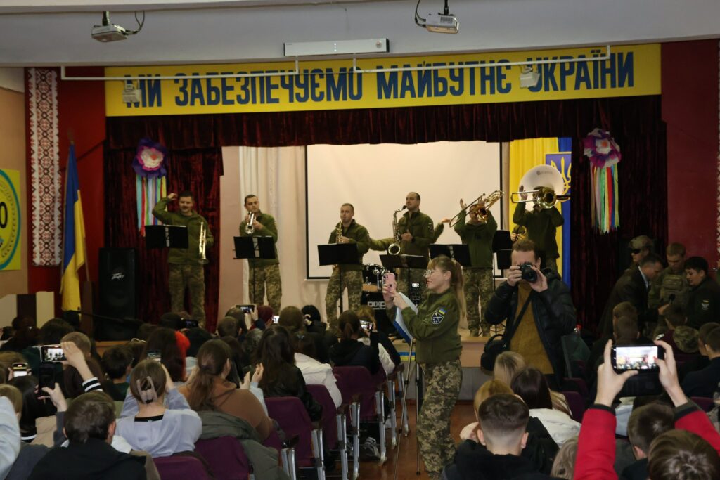 Возможно, это изображение текст