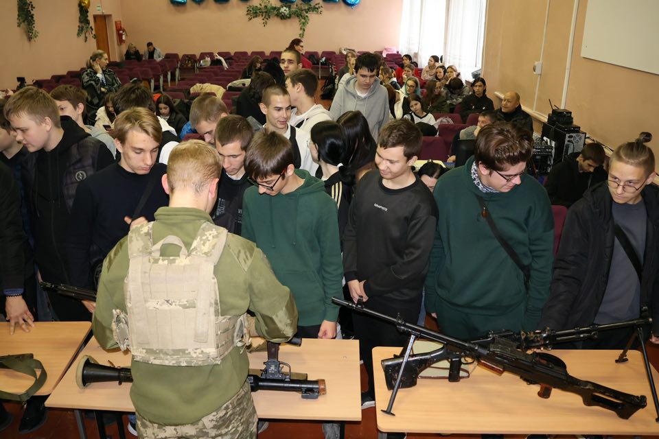 Возможно, это изображение текст