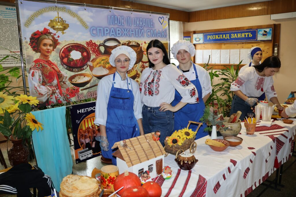 Возможно, это изображение текст "HAKA ያመስ nAPO3AИЛ MADE MADEINUKRAINE IN UKRAINE: CnPABЖHИй CMAKI PO3KЛAA 3aHRTb TЖABИA BLA ΙЖ. HENPO 電覧電能"