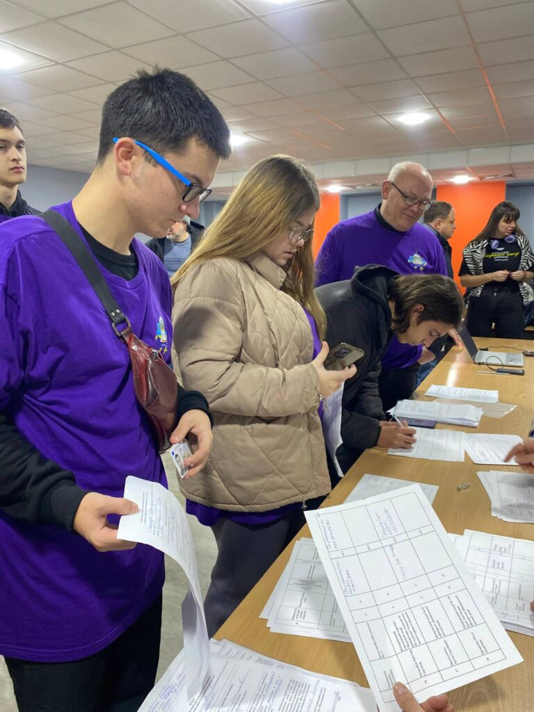 Возможно, это изображение учеба и текст