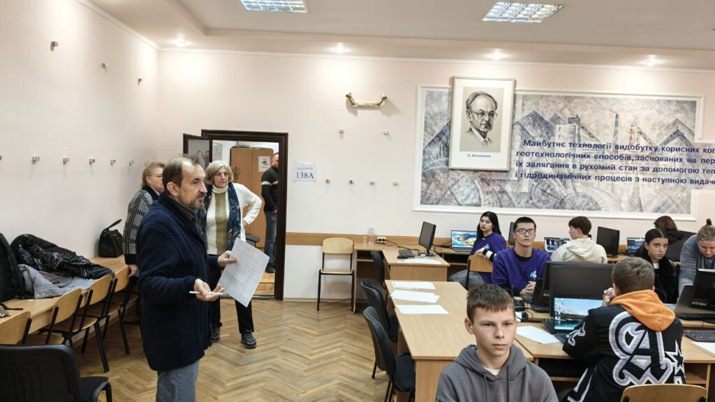 Возможно, это изображение один или несколько человек, люди учатся и текст