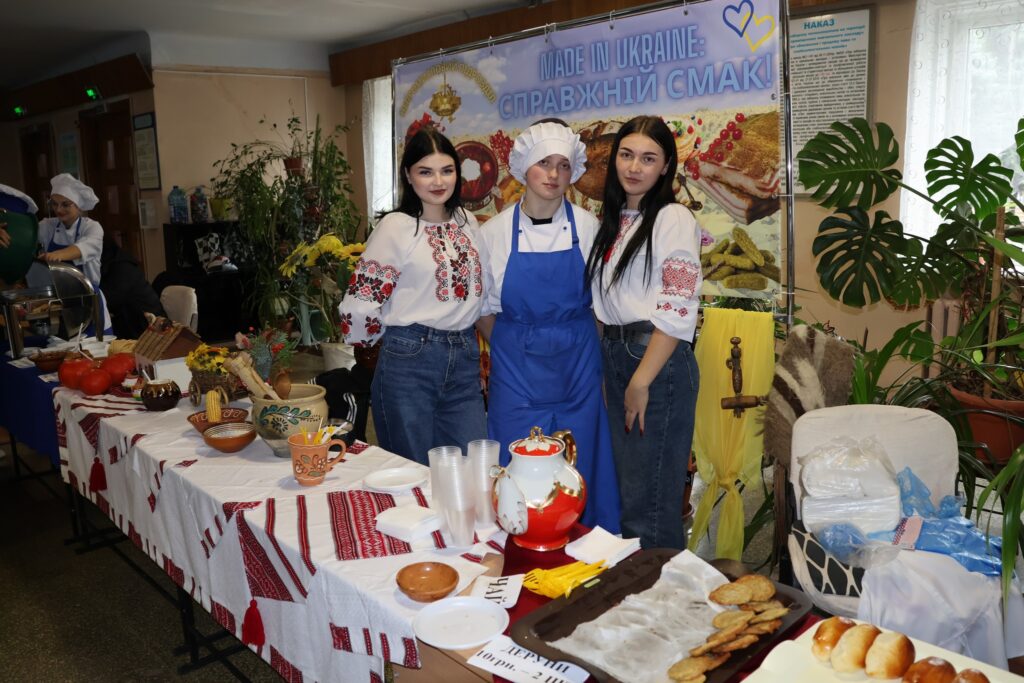 Возможно, это изображение один или несколько человек и текст "HAKA3 MADE MADEINUKRAINVE: CnPABЖHИCMAK! N UKRAINE: CMAK! CnPABЖHИЙ က 101 pи, ITASI TEPVAN"