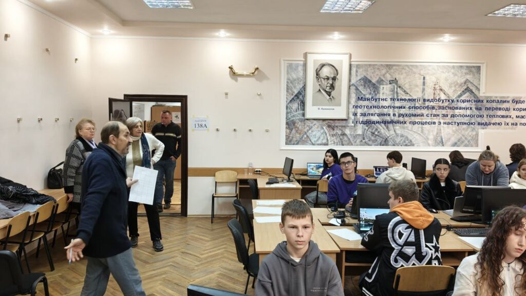 Возможно, это изображение учеба и стол