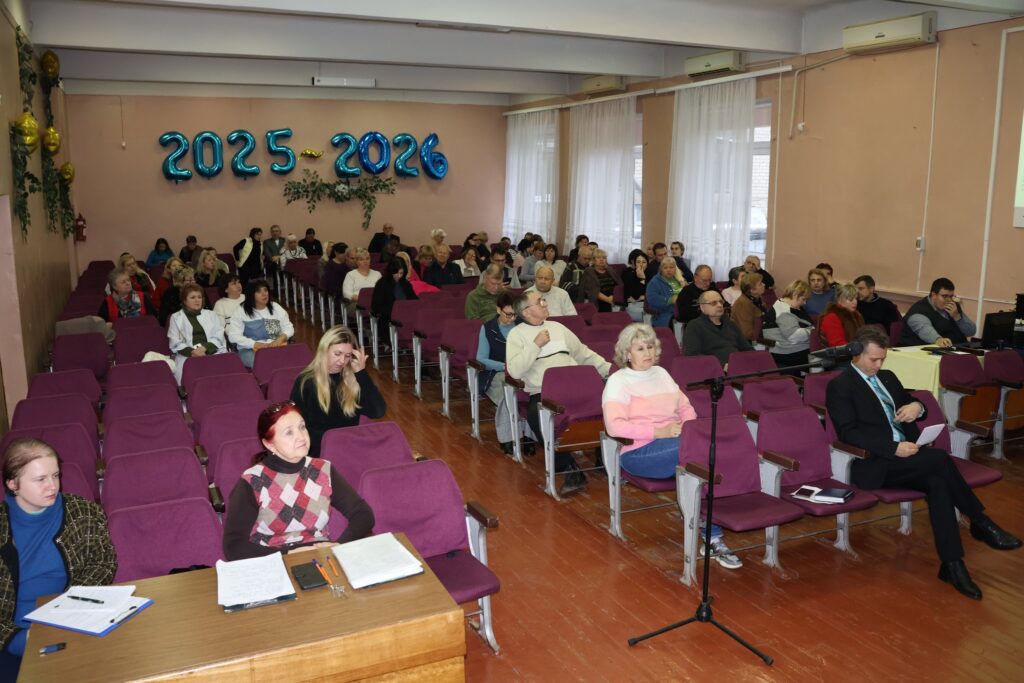 Возможно, это изображение один или несколько человек, скрипка, кларнет, флейта и текст