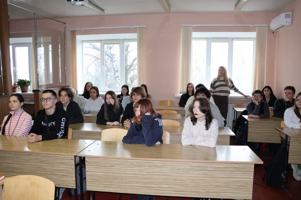 Возможно, это изображение один или несколько человек, люди учатся и стол