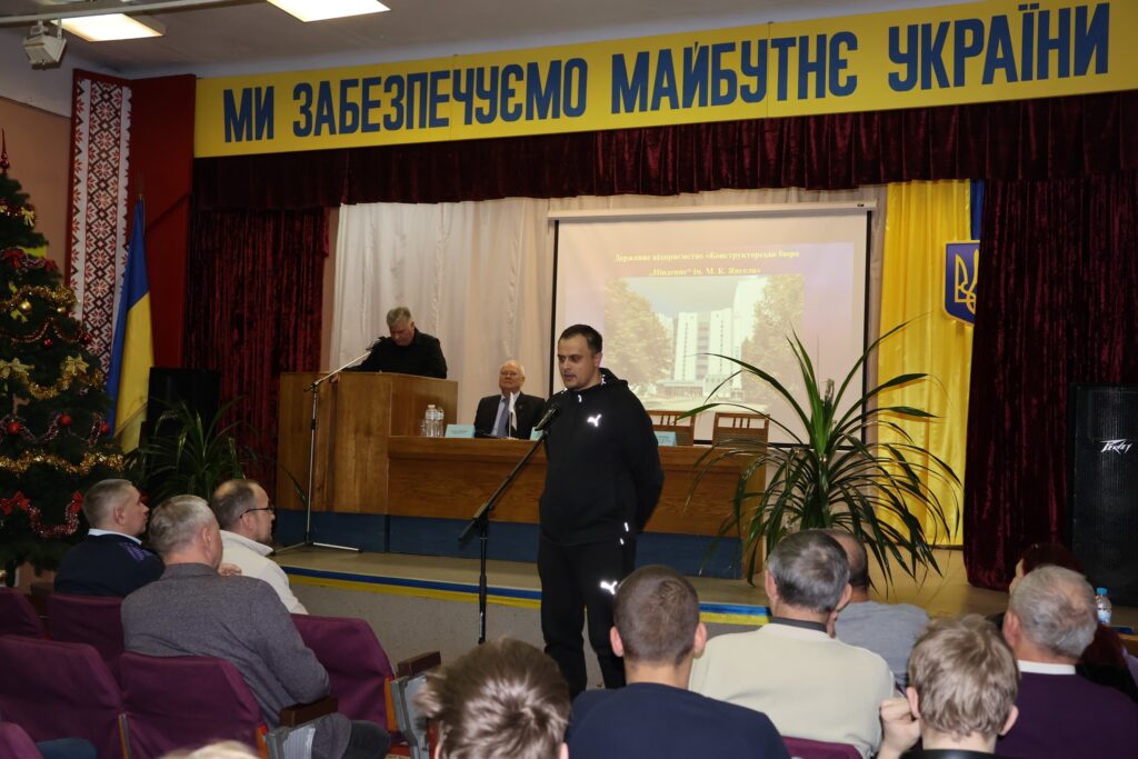 Возможно, это изображение текст