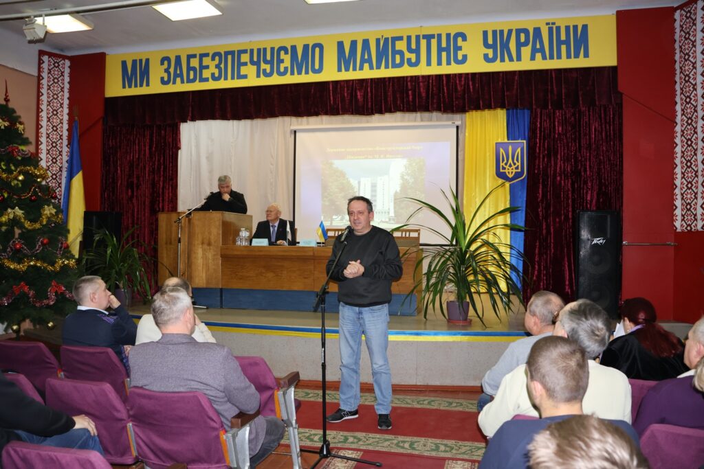 Возможно, это изображение текст