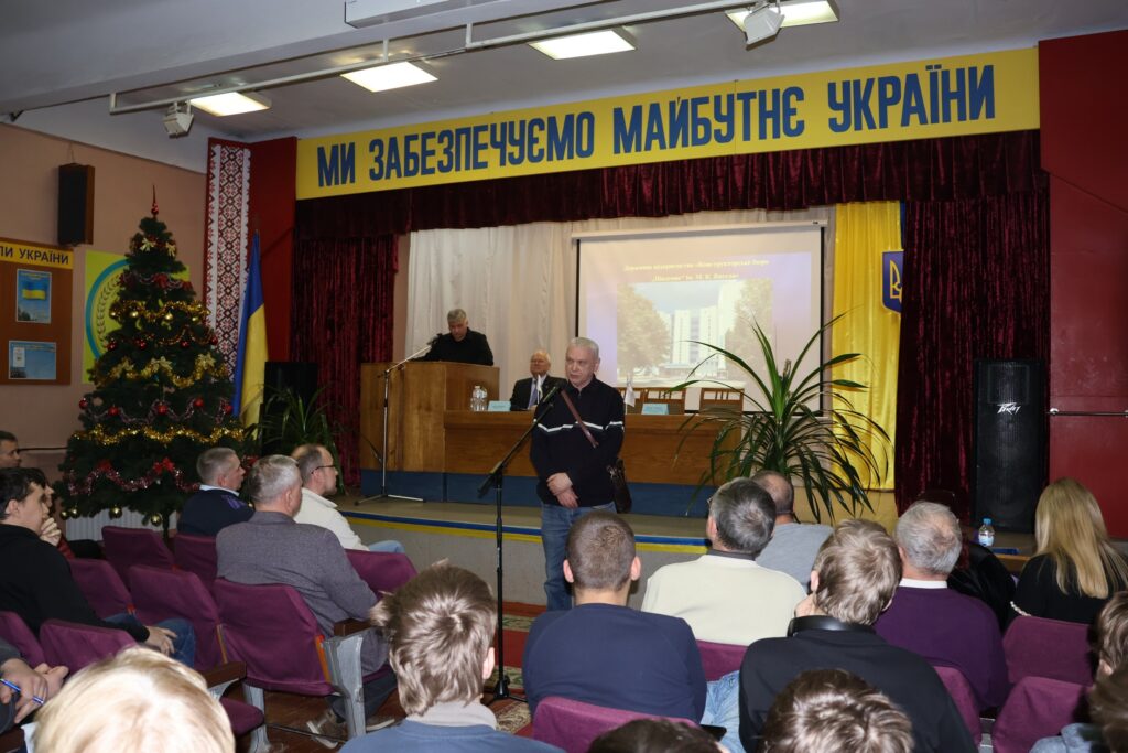 Возможно, это изображение толпа и текст