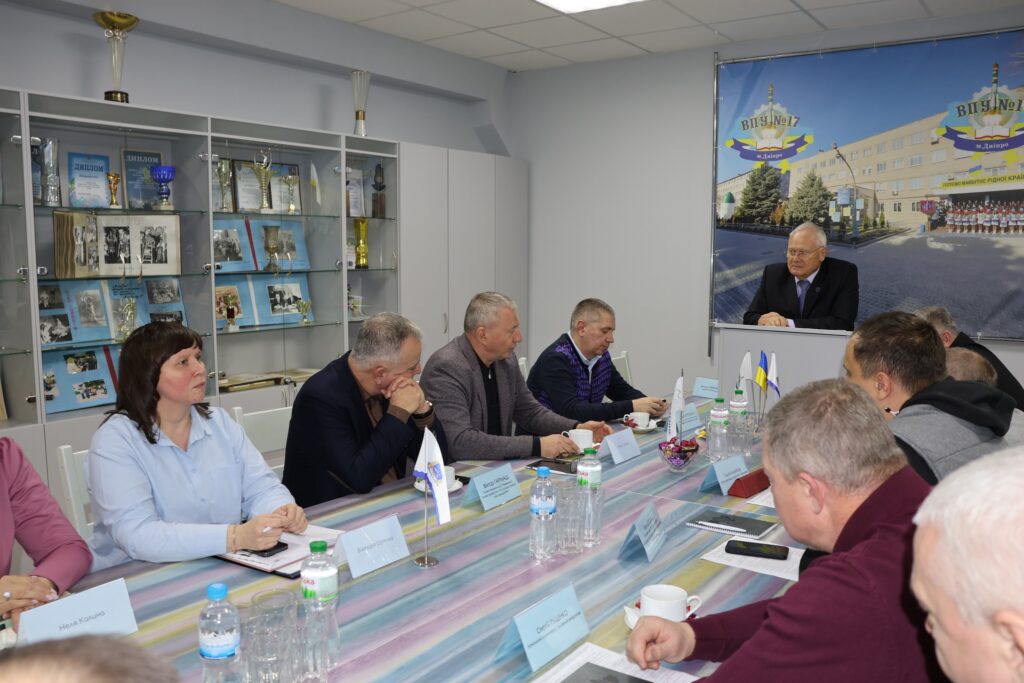 Возможно, это изображение учеба и текст