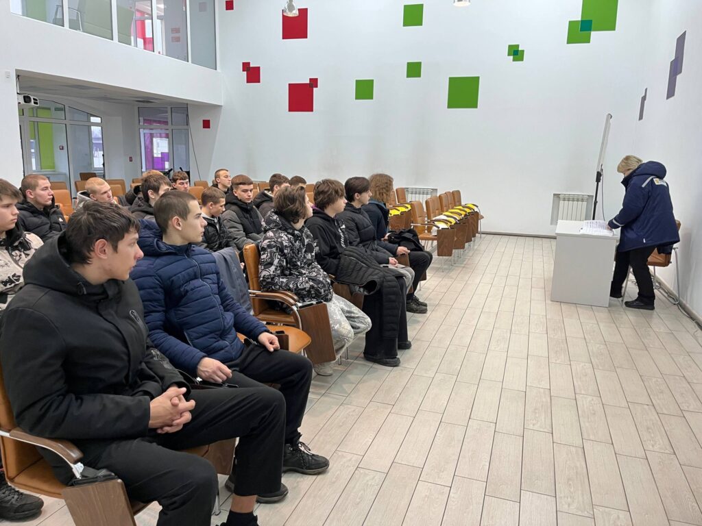 Возможно, это изображение один или несколько человек, люди учатся и толпа