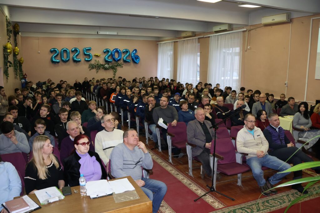 Возможно, это изображение один или несколько человек и текст