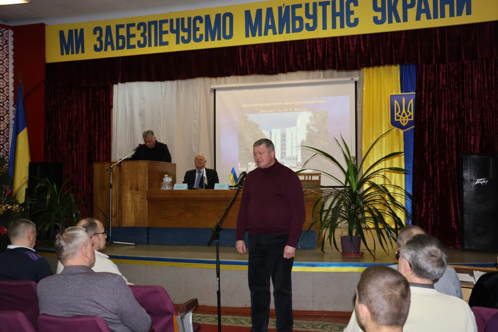 Возможно, это изображение текст