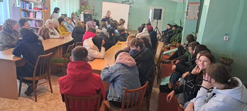 Возможно, это изображение учеба, стол и толпа