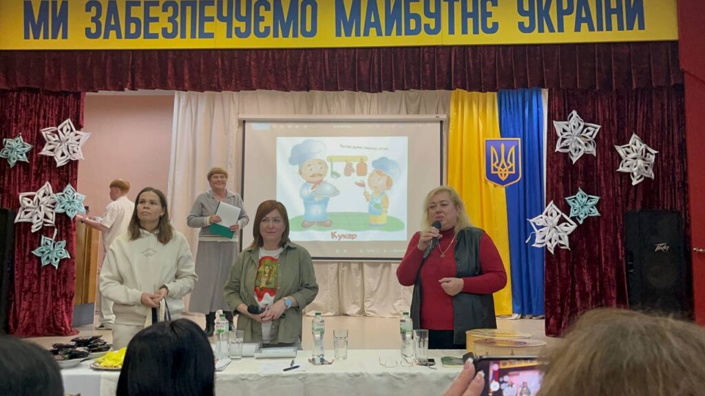 Возможно, это изображение текст