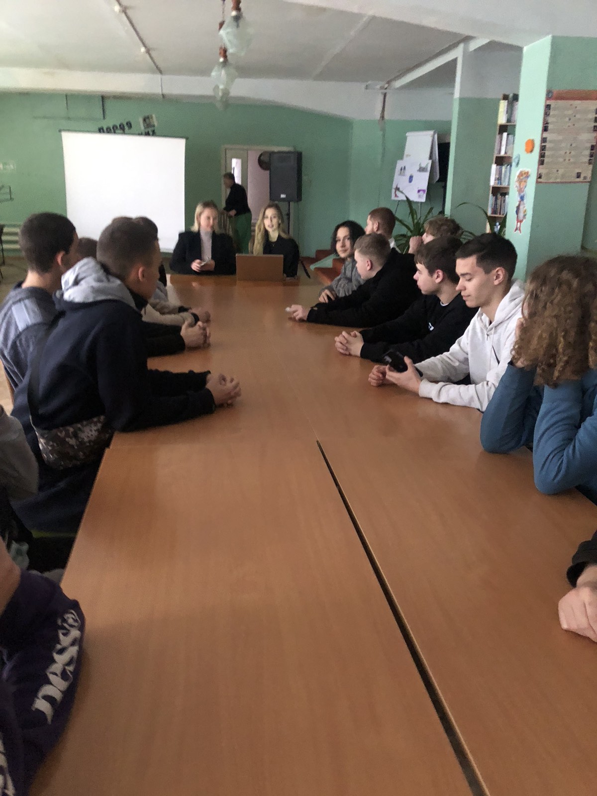 Возможно, это изображение один или несколько человек и люди учатся