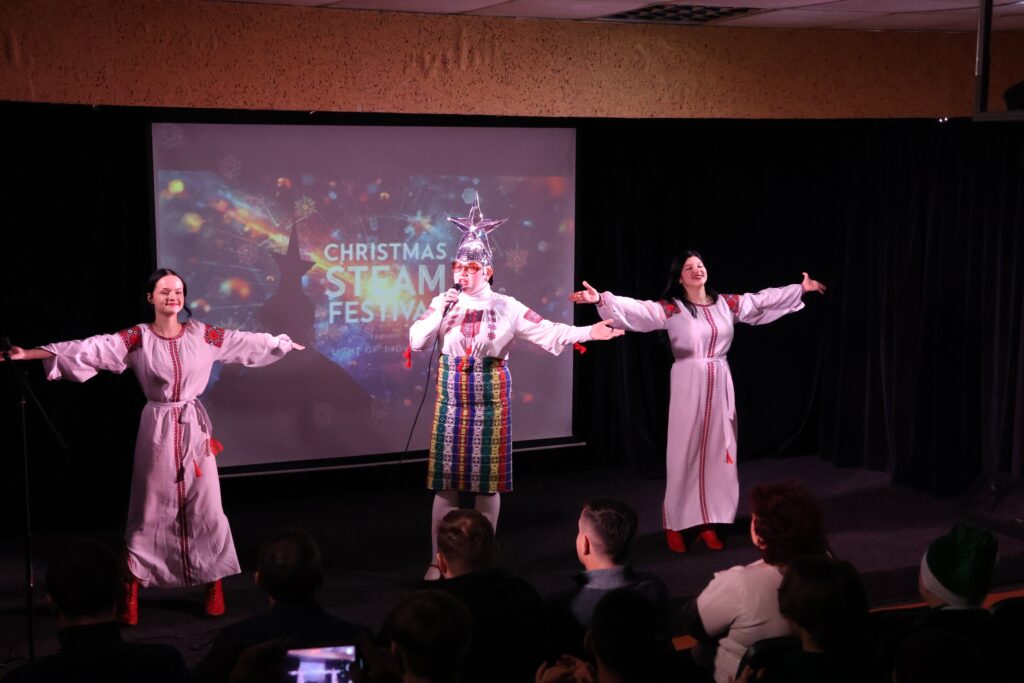 На зображенні може бути: танці та текст «CHRISTMAS STEAM FEST FESTIVA 間»