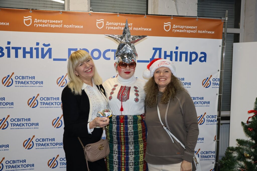 На зображенні може бути: одна або кілька осіб, світле волосся та текст