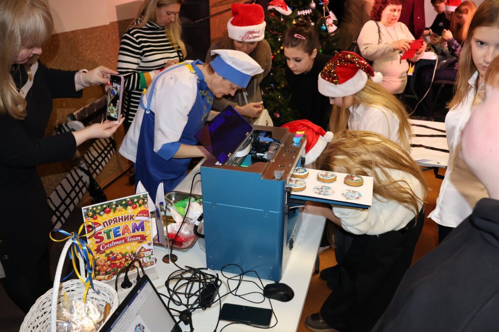 На зображенні може бути: імбирний пряник та текст «Ki STEAME nPRM: nPRHИK SOVNTT STEAM Cristmas Team»
