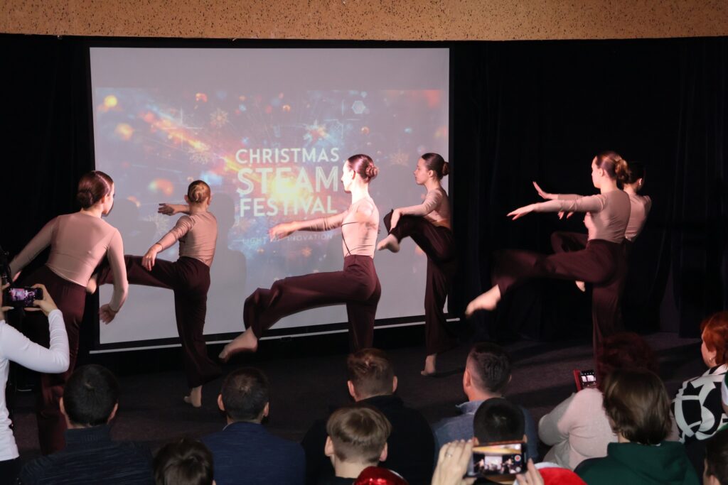 Возможно, это изображение танцы и текст "CHRISTMAS STEAM FESTIVAL"