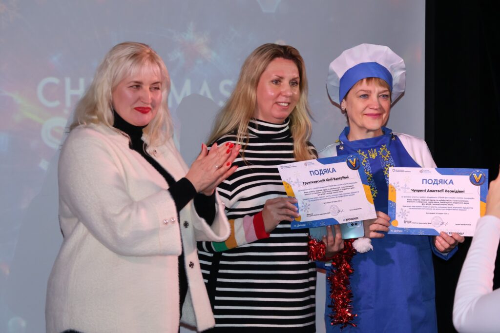 На зображенні може бути: одна або кілька осіб, світле волосся та текст
