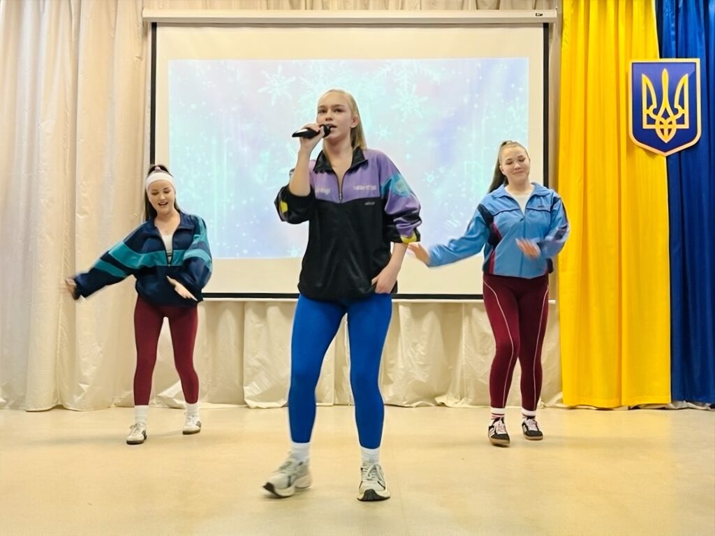 Возможно, это изображение танцы и текст "M"
