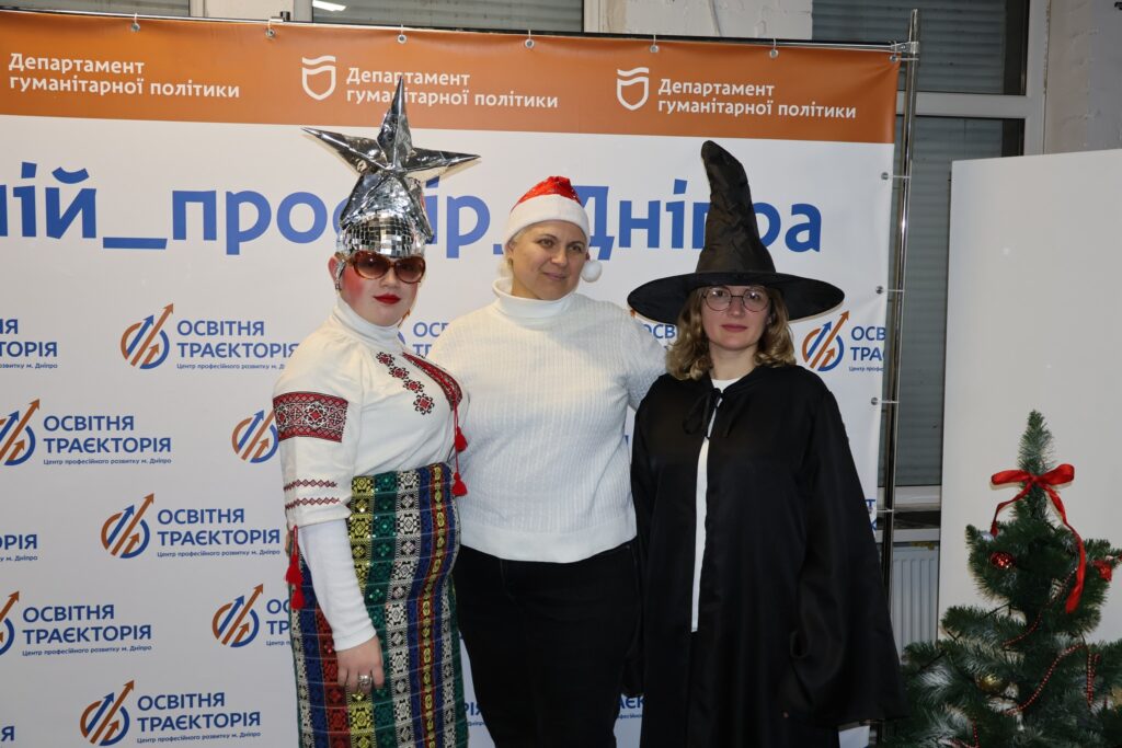 На зображенні може бути: одна або кілька осіб, капелюх та текст