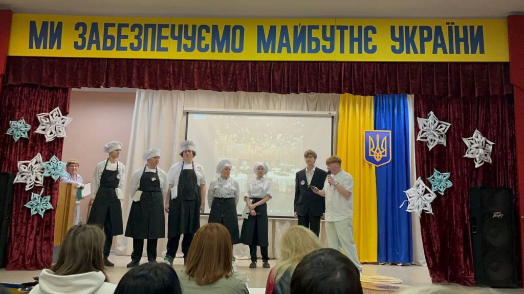 Возможно, это изображение текст