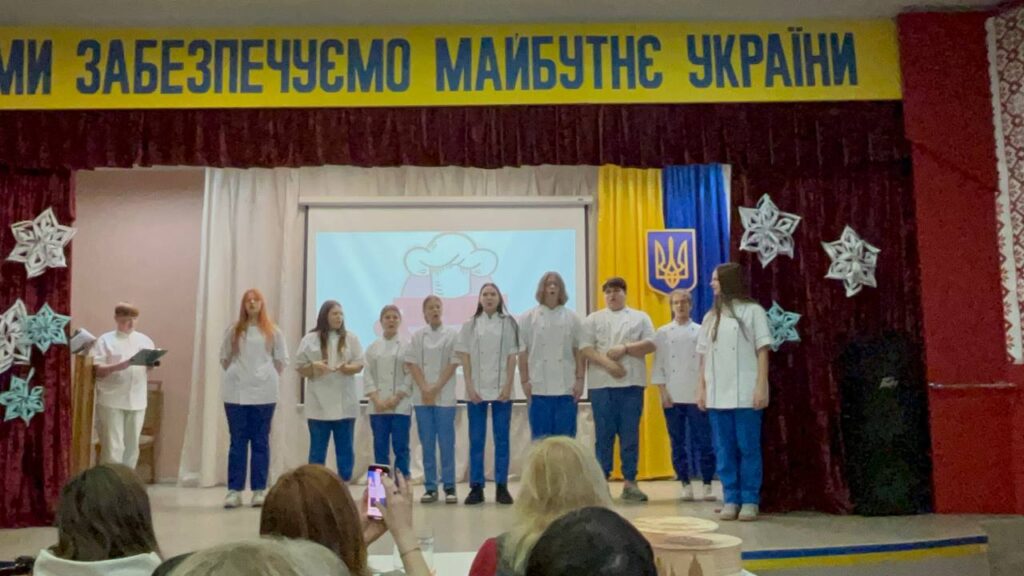 Возможно, это изображение текст