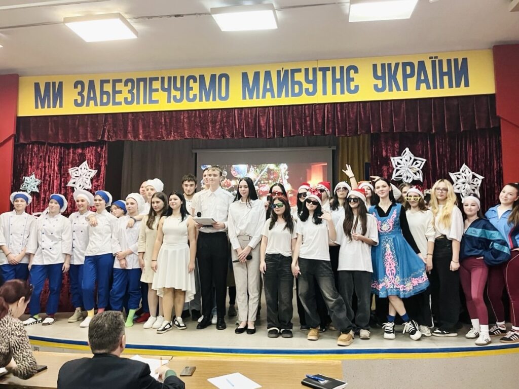 Возможно, это изображение текст