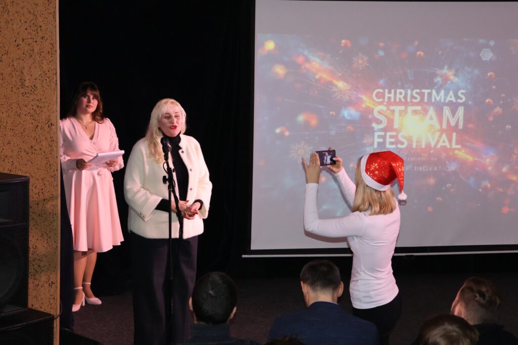 Возможно, это изображение текст "CHRISTMAS STEAM FESTIVAL INDVATION ATION"