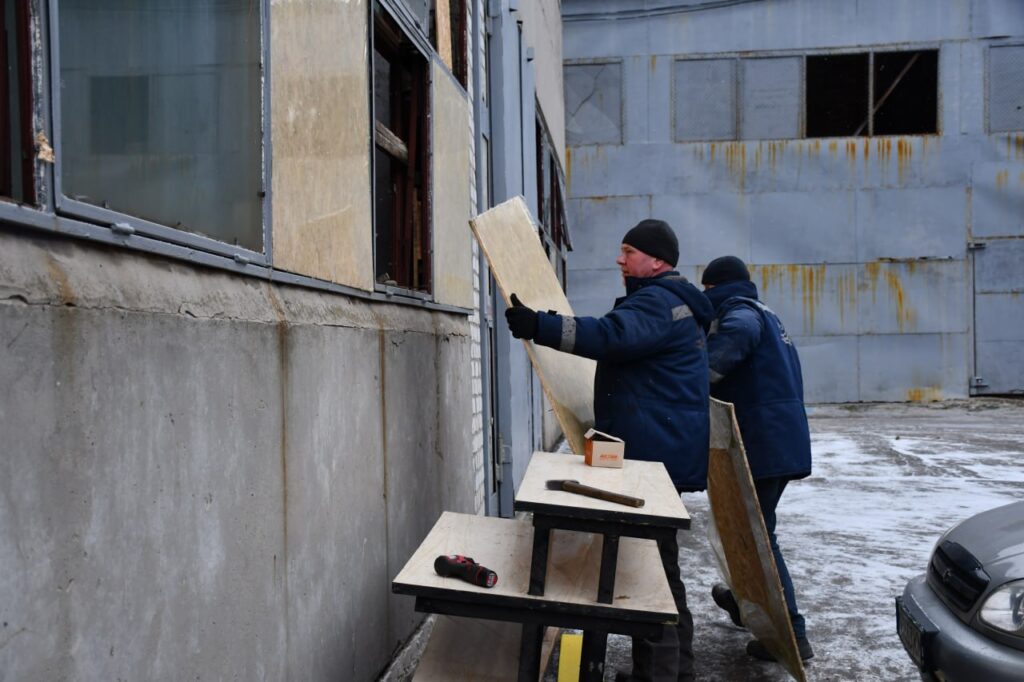Возможно, это изображение один или несколько человек и улица
