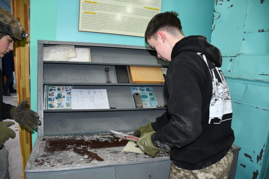 Возможно, это изображение текст