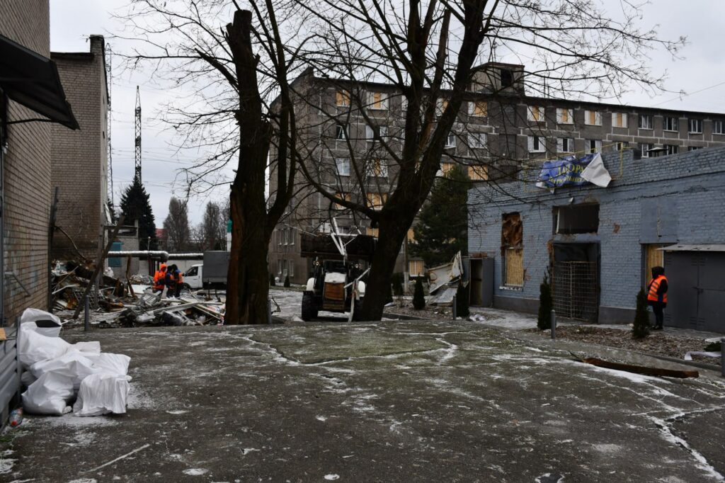Возможно, это изображение улица и склад лесоматериалов