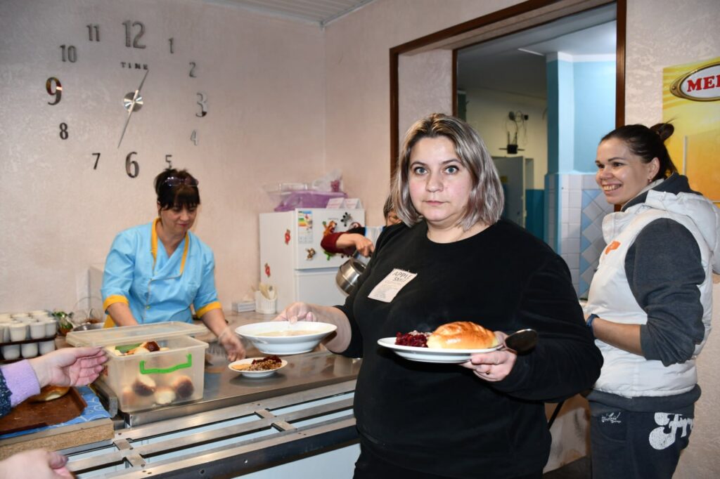 Возможно, это изображение один или несколько человек и стол