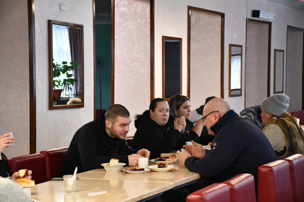 Возможно, это изображение один или несколько человек и текст