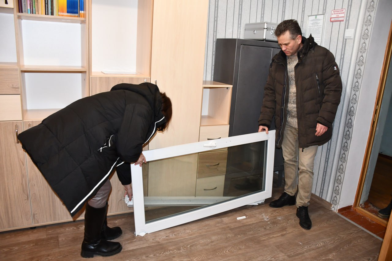 Возможно, это изображение раздвижная дверь и текст