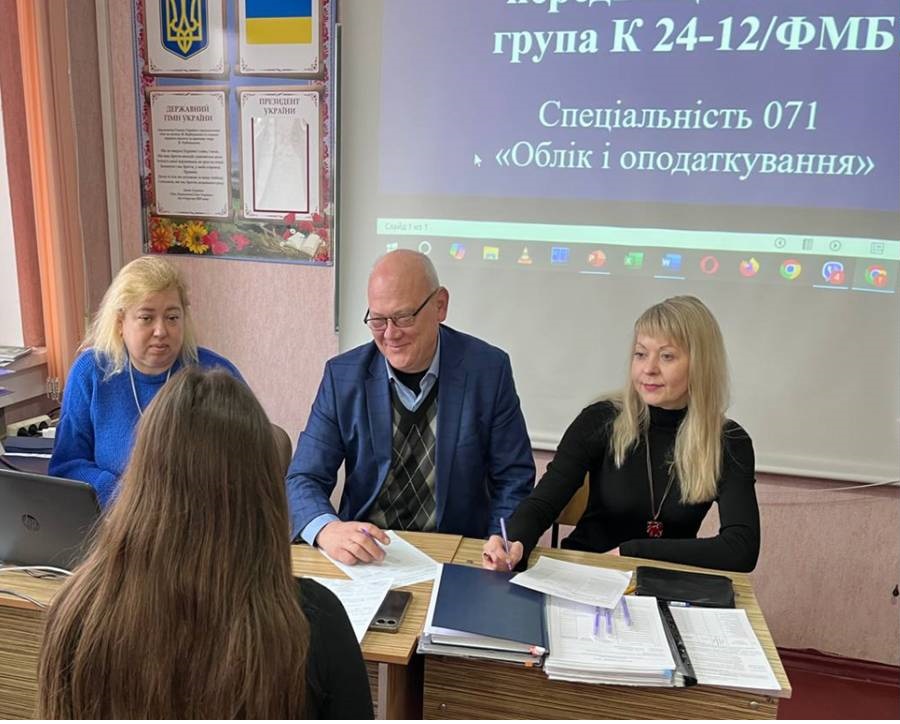Возможно, это изображение текст