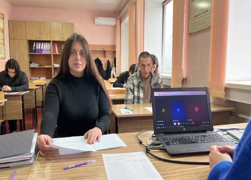 Возможно, это изображение один или несколько человек и люди учатся