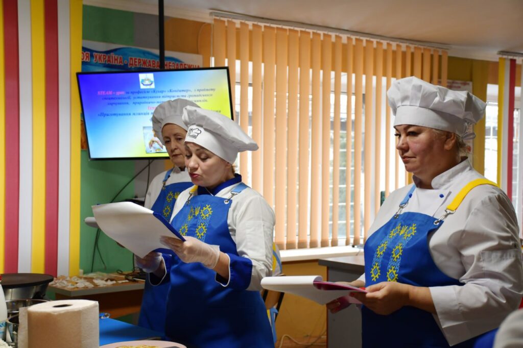 Возможно, это изображение один или несколько человек и текст