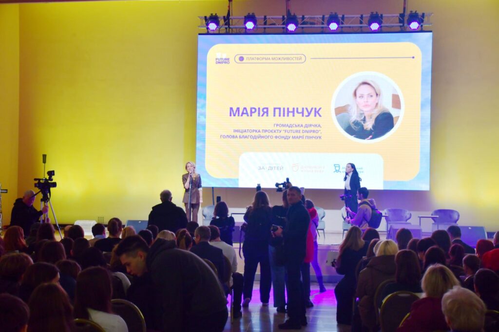 Возможно, это изображение толпа и текст