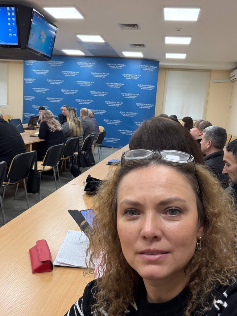 Возможно, это изображение один или несколько человек, люди учатся, стол, отдел новостей и текст
