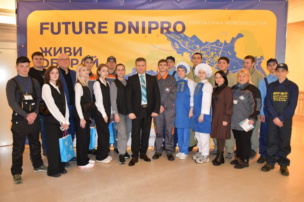 Возможно, это изображение текст "FUTURE DNIPRO nЛATФOPMA nЛATФOPMAMOЖЛИBOCTEЙ MOЖЛиBOCTEЙ жиBи EG PA PA Bny BnyNe17 Ne17 EPCTATIME MPOTASA KO nPOФИЛЮ ATr"